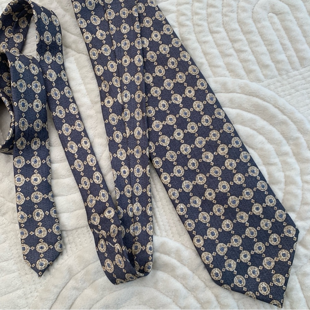 Geoffrey Beene 100% Silk Navy and Gold Patterned Tie